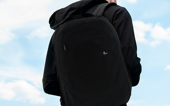 Una persona llevando el bulto Xtech Bristol, destacando su comodidad.