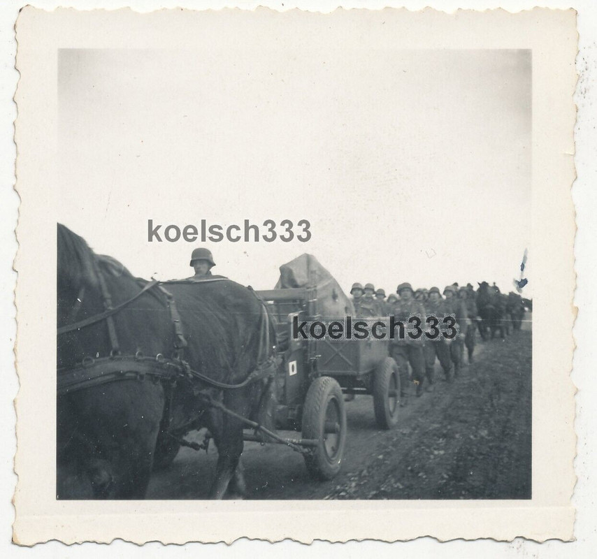 Foto Soldaten marschieren hinter Pferde bespanntem MG Zwillingssockel Anhänger