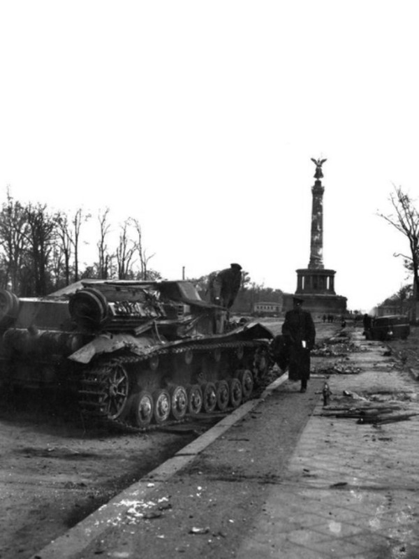 танк на улице Берлина