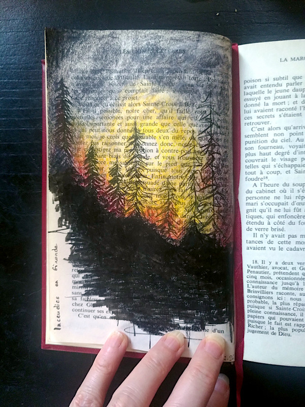 Incendie dessiné aux crayons sur les pages d'un livre