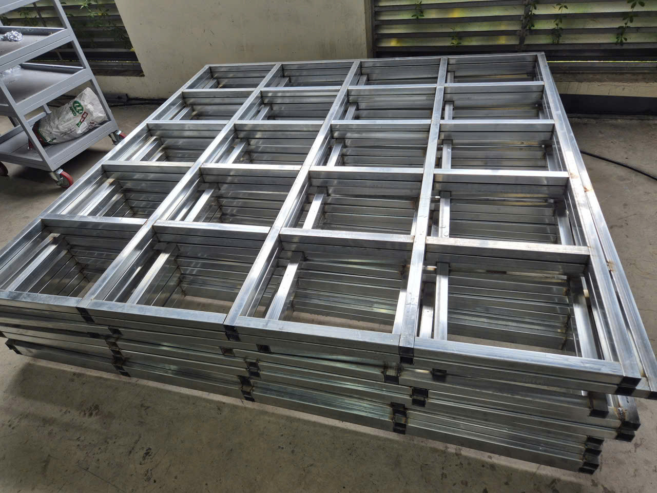 Gia công khung lưới sắt hộp mạ kẽm