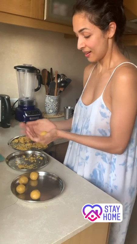 Malaika arora wardrobe malfun.mp4_snapshot_00.01.330