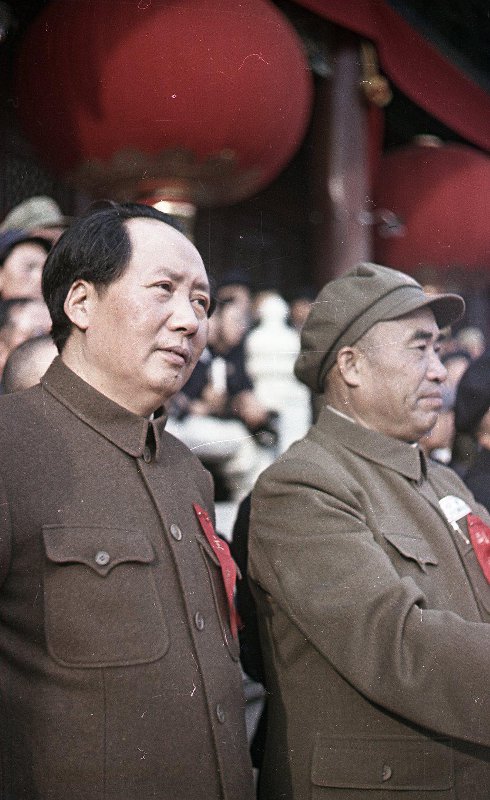 Провозглашение Китайской Народной Республики 1 октября 1949 г. Провозглашение Китайской Народной Республики 1 октября 1949 г. снимке, Владиславович, Владислав, Микоша, серой, куртке, СНИМКОВ, МНОГОМНОГО, КАТОМ, фотокинооператор, советский, случаю, октября, Тяньаньмэ́нь, площади, провозглашение, Китайской, автор, республики, Народной