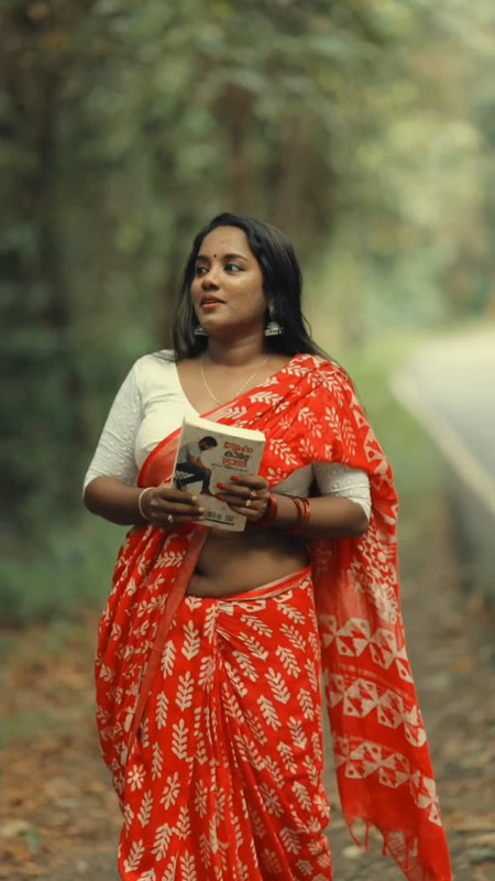 Dusky Malayali Chbby Girl Big Round Deep navel in Orange Saree.mp4_snapshot_00.10.106