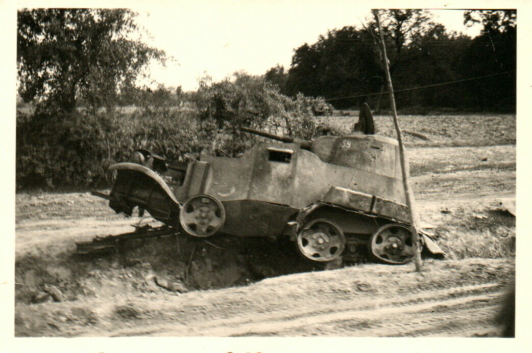 Foto, zerstörter russischer Spähwagen