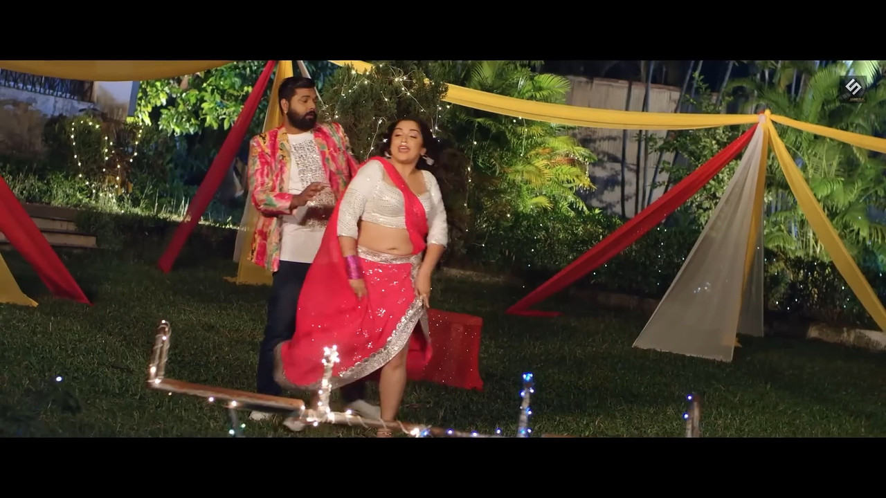 Amrapali Dubey Hot Sexy song latest bhojpuri gana -Samaj Mein Parivartan.mp4_snapshot_03.12.406