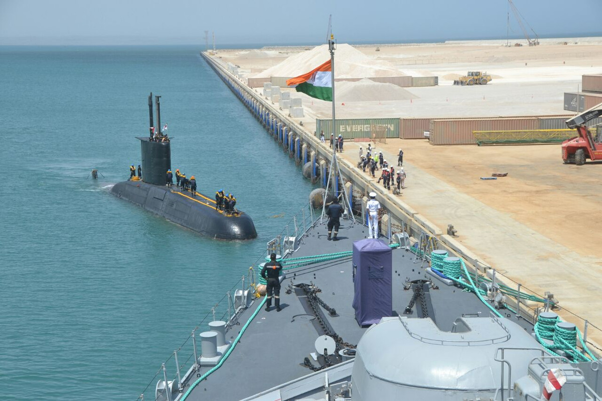 рис.1. INS_Shishumar_(SSK_class_sub)_of_IN_at_Port_of_Duqm_Oman