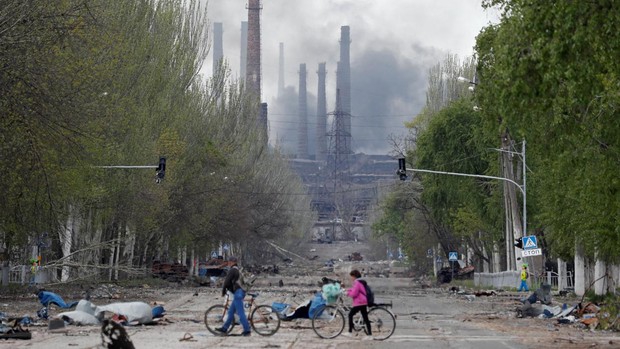 Cincuenta civiles evacuados de la planta de Azovstal en Ucrania