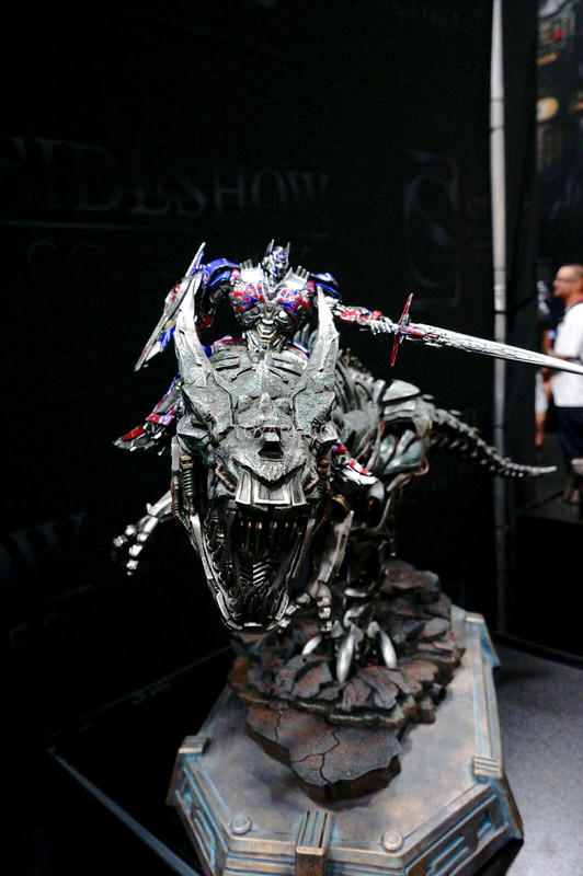 SDCC-2014-Sideshow-Transformers-Optimus-and-Grim