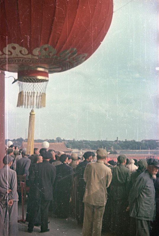 Провозглашение Китайской Народной Республики 1 октября 1949 г. Провозглашение Китайской Народной Республики 1 октября 1949 г. снимке, Владиславович, Владислав, Микоша, серой, куртке, СНИМКОВ, МНОГОМНОГО, КАТОМ, фотокинооператор, советский, случаю, октября, Тяньаньмэ́нь, площади, провозглашение, Китайской, автор, республики, Народной