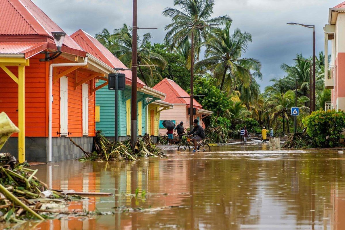 Huracán Fiona provoca apagón en todo el territorio e inundaciones destructivas