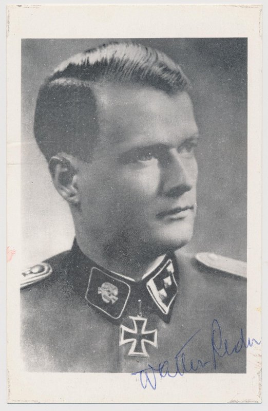Reder luciendo la cinta de la Cruz de Hierro de 2ª clase ganada en 1940 durante la invasión de Polonia. En el cuello de la guerrera se ven los parches de la División Totenkopf