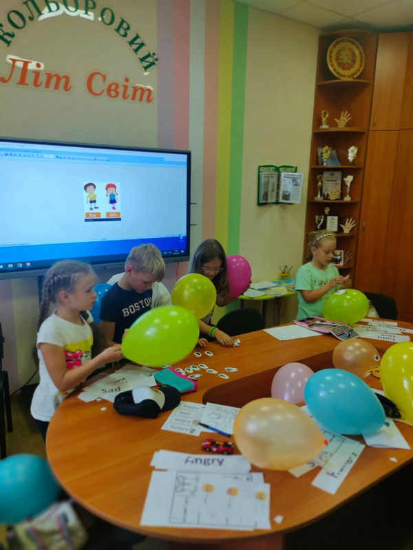 Діти на уроці англійської