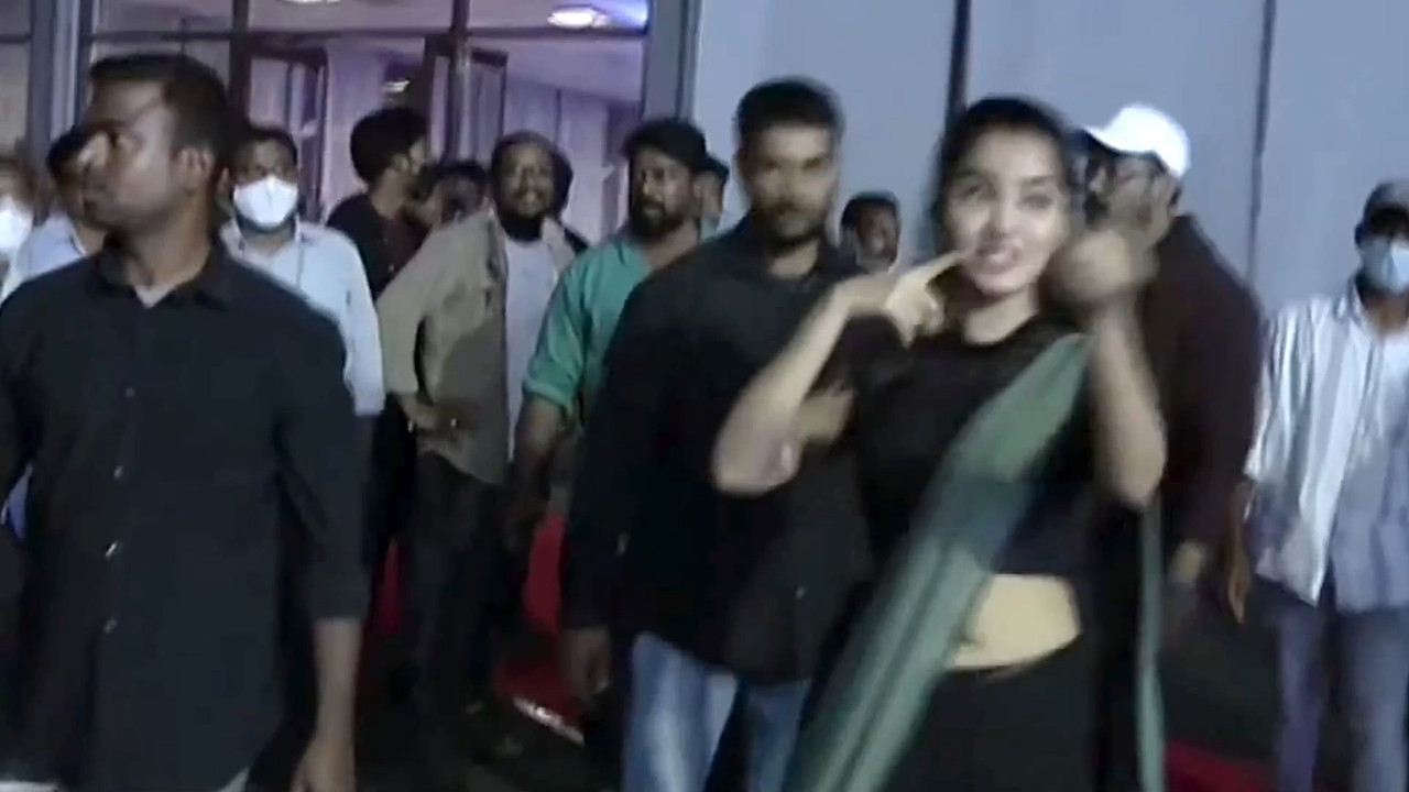 Anupama Parameswaran sexy navel show.mkv_snapshot_00.00.308