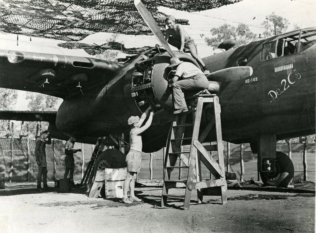 Inspectie_van_de_rechtermotor_van_de_North_American_B-25_N5-149_van_het_18_Squadron_NEI_op_Batchelor