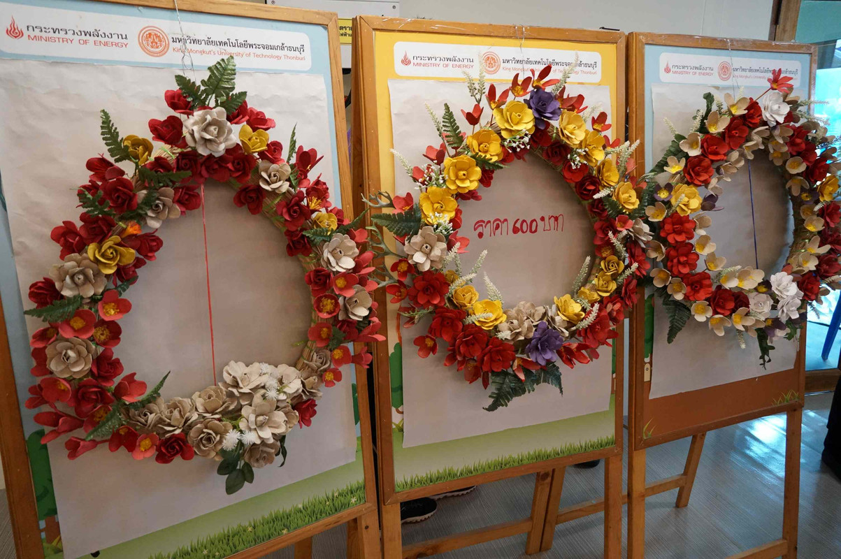 พวงหรีด จากแผงไข่ (1)