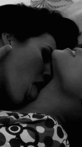 lesbian-kiss.gif