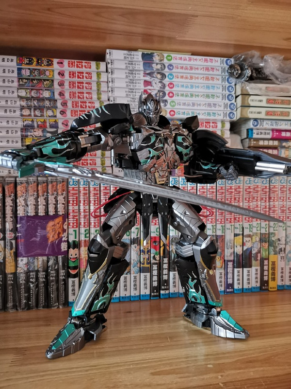 Unique-Toys-R-02B-Dark-Challenger-01