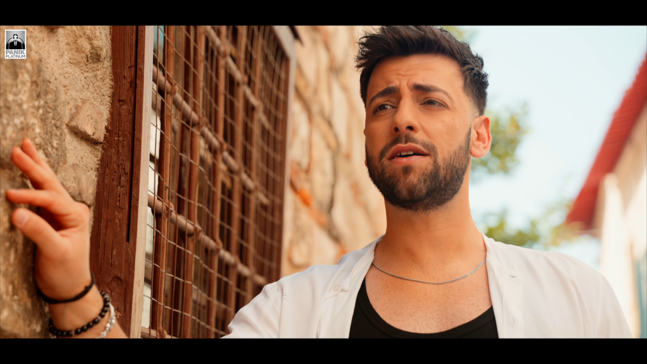 589-Official-Music-Video-00-03-50