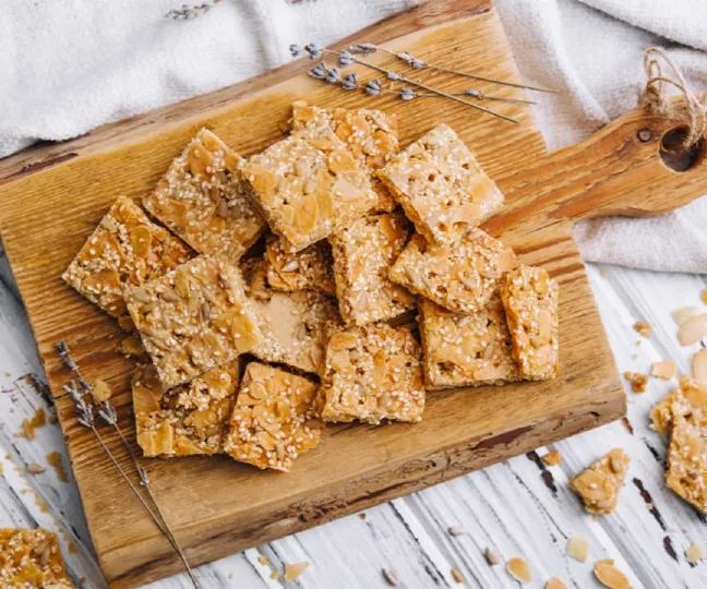 Snacks crocantes de clara y semillas