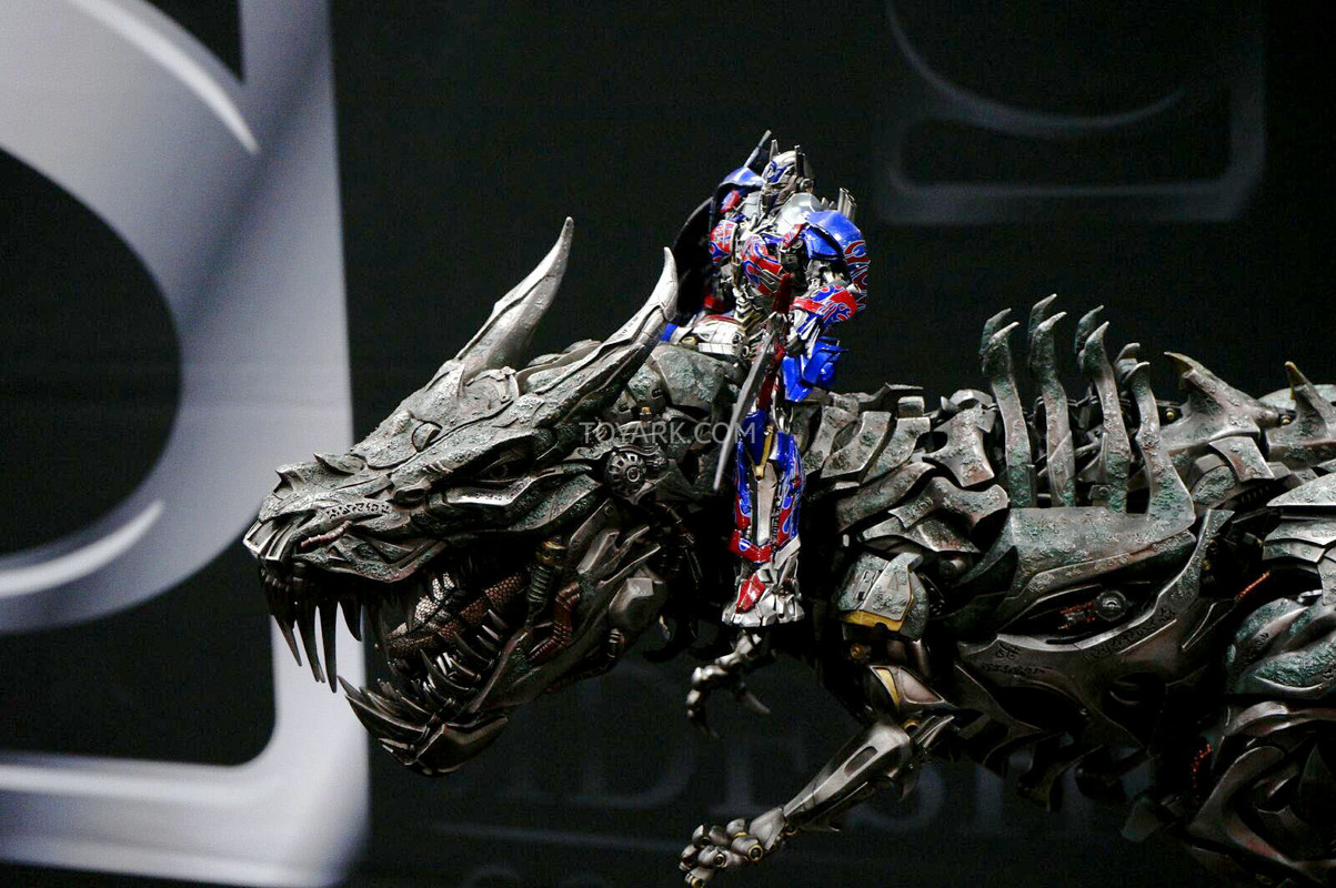 SDCC-2014-Sideshow-Transformers-Optimus-and-Grim
