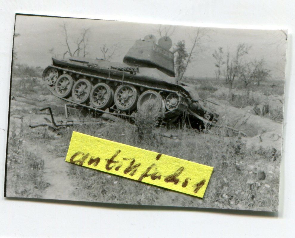 Panzer aus Rußland mit russischer Beschriftung an der Front im 2