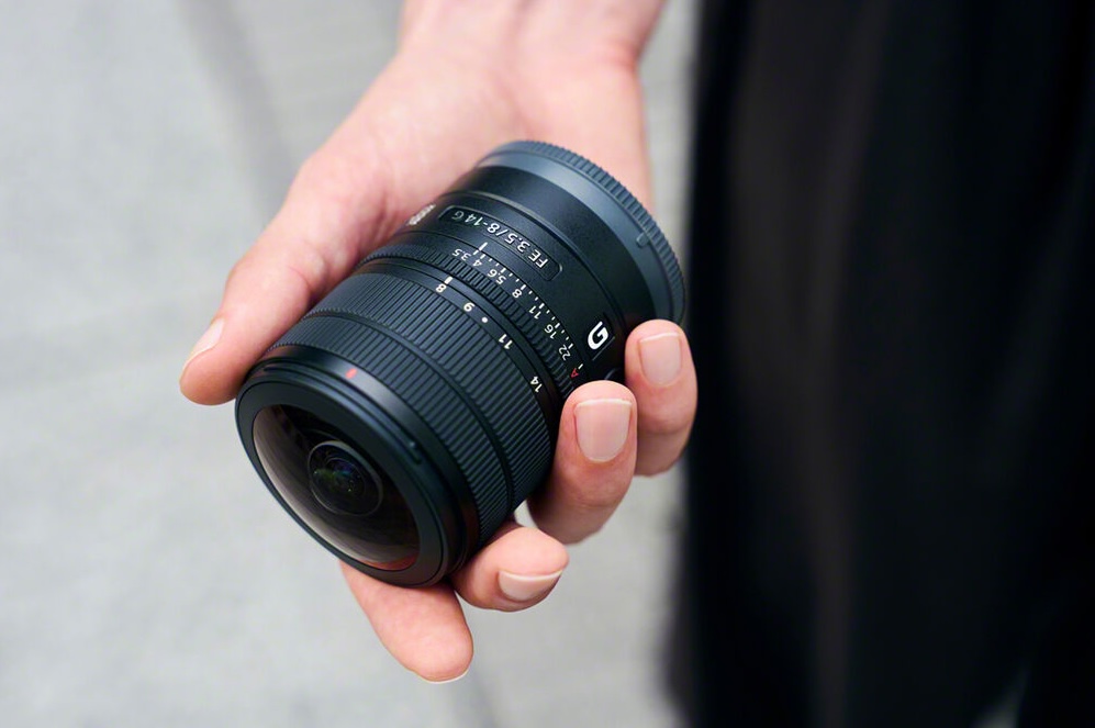 Sony FE 8-14mm f/3.5 Fisheye G Lens control rings and switches