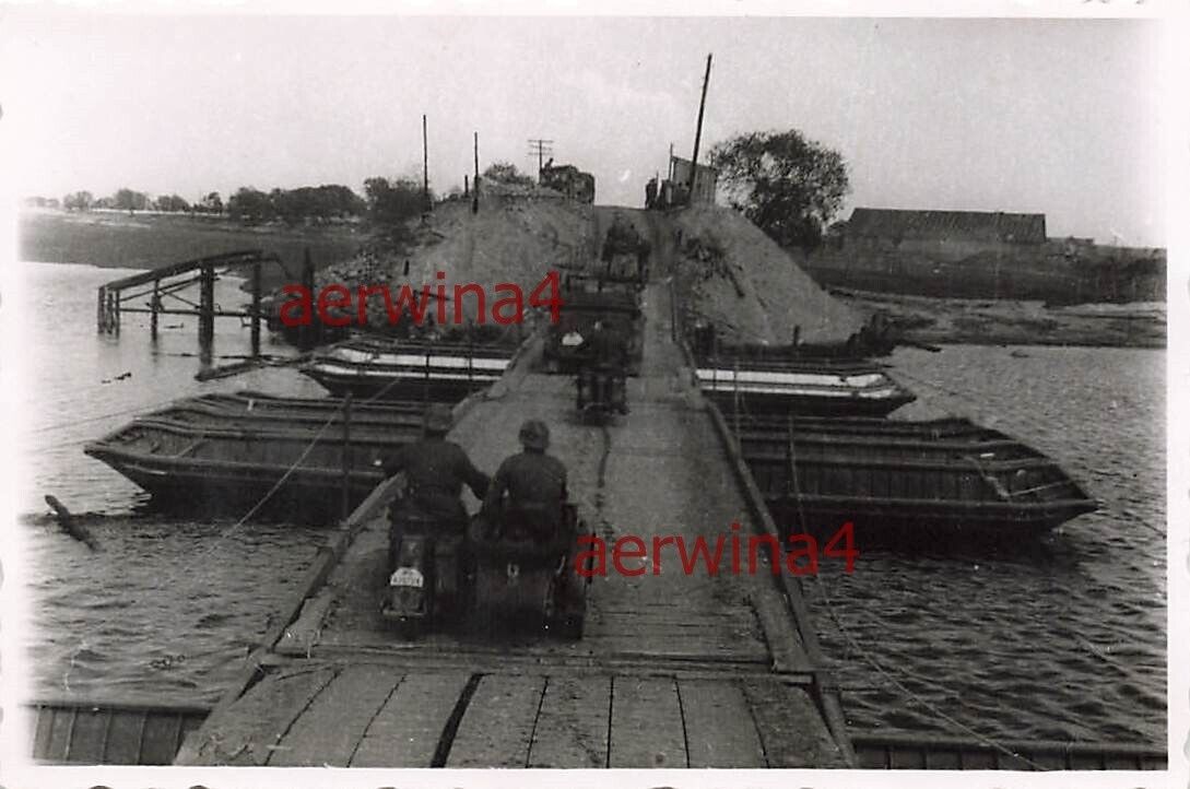 Deutsche Kradschützen am Beresina Übergang Behelfsbrücke Ostfront 1941