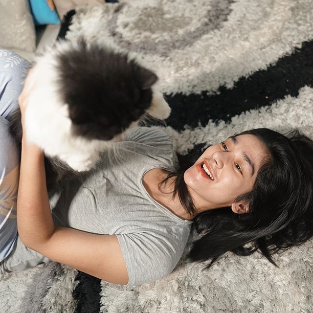 Penyayang hewan, ini 7 potret Fanny Ghassani rawat kucing kesayangan