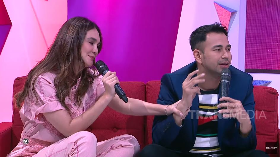 Luna Maya mencegah Raffi Ahmad yang berusaha membocorkan identitas pria yang sedang dekat dengannya