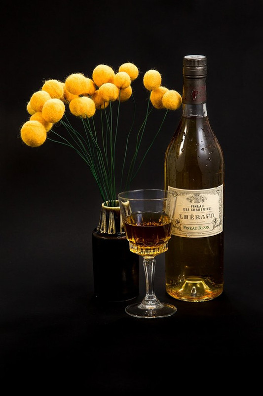 yellow-wine-4094236-1280.jpg