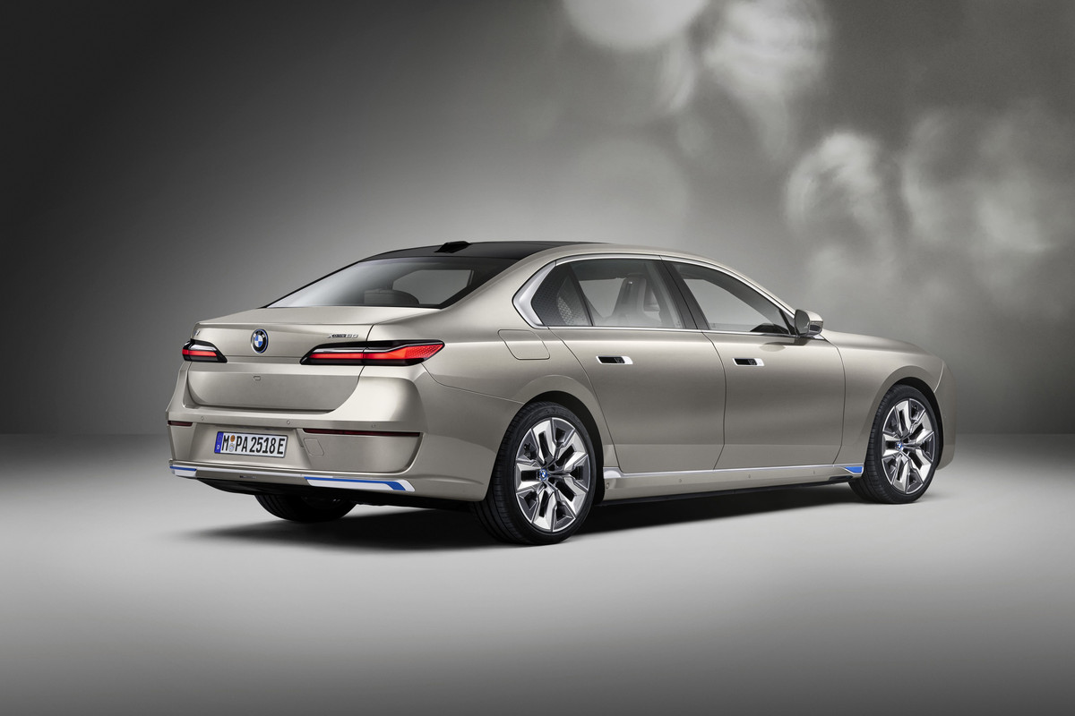 P90458184_highRes_the-new-bmw-i7-xdriv