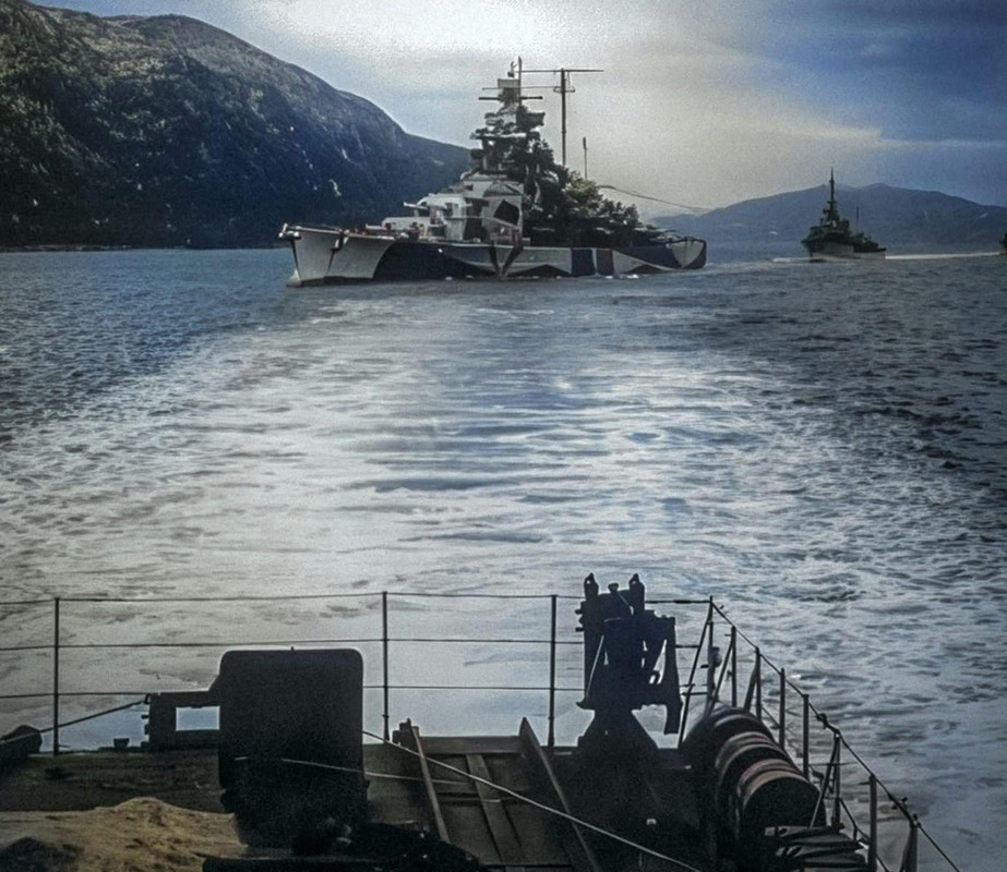 DKM-Tirpitz-navega-a-trav-s-del-Bogenfjord-en-octubre-de-1942.jpg
