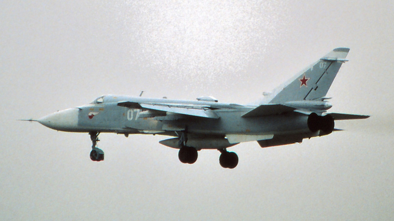 11 ORAP Su-24MR 07 White_0515327 (3)