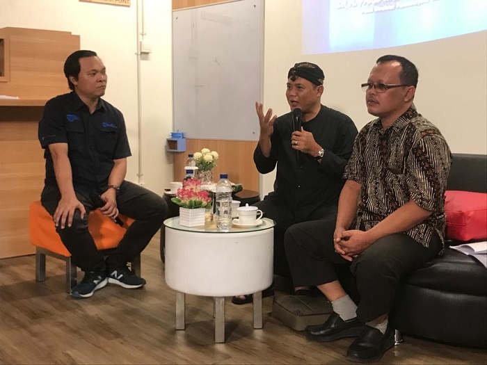 Bupati Karanganyar Juliyatmono (tengah) saat menjadi pembicara di acara diskusi Ngobrol Mewah 'Buka-bukaan Bicara Provinsi Solo Raya' di Kantor Tribunnews, Kamis (16/1/2020).