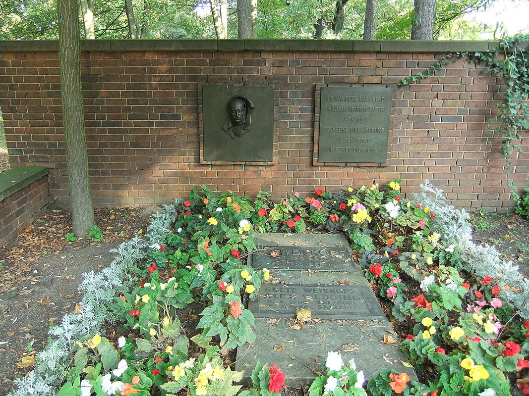 Gudrunstraße,_Grabmal_Weiskopf