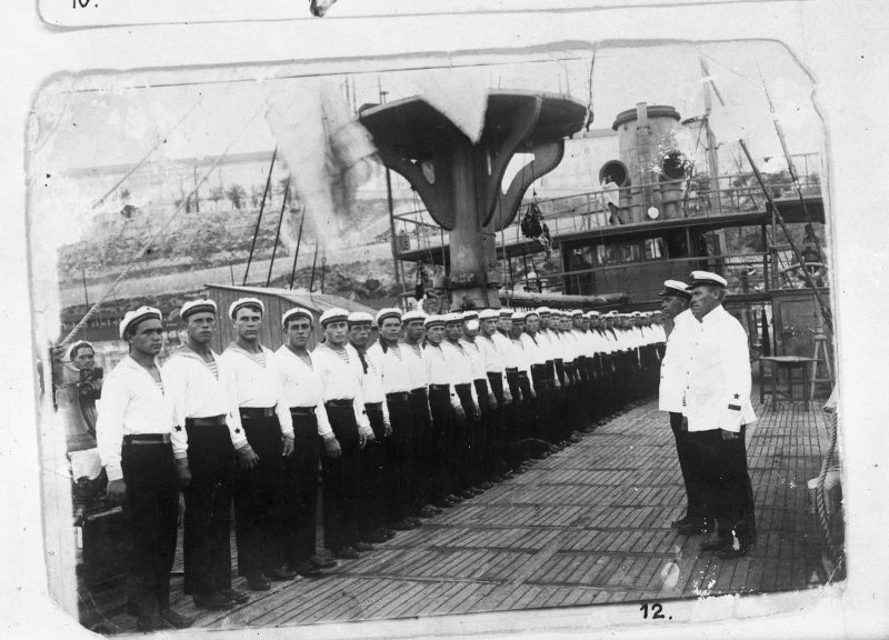 ЧФ 1925-1927 гг. Комиссар дивизиона ПЛ В.Я. Голубовский провожает подводников в долгосрочный отпуск.