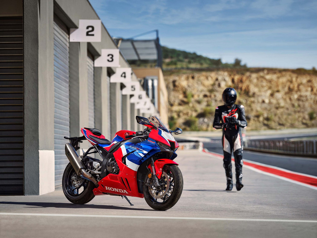 Спортбайк Honda CBR1000RR-R Fireblade 2022