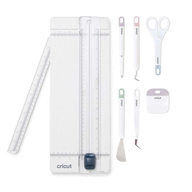 Una persona utilizando la cizalla y otras herramientas del kit en un proyecto.