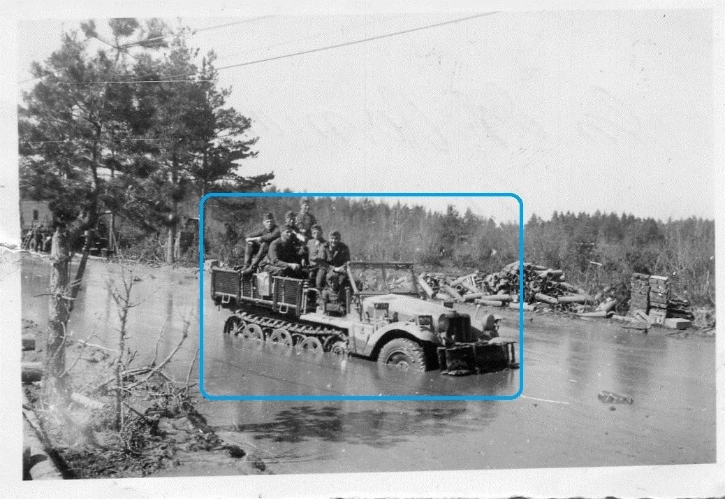 WW II FOTO Panzerspähwagen im Fluss
