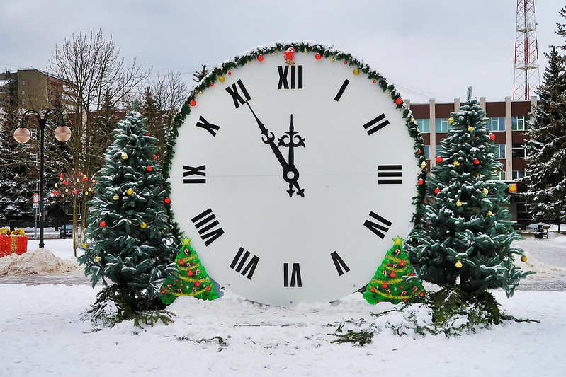 blacknwhite-clock-snow-moscow.jpg