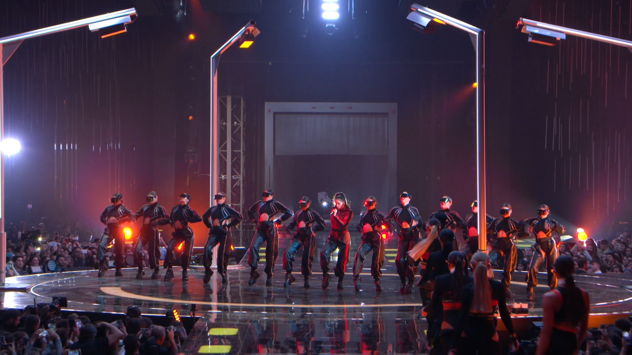 4.Rosalia - De Aqui No Sales & Malamente(2018 MTV EMAs,nov 4)(FE
