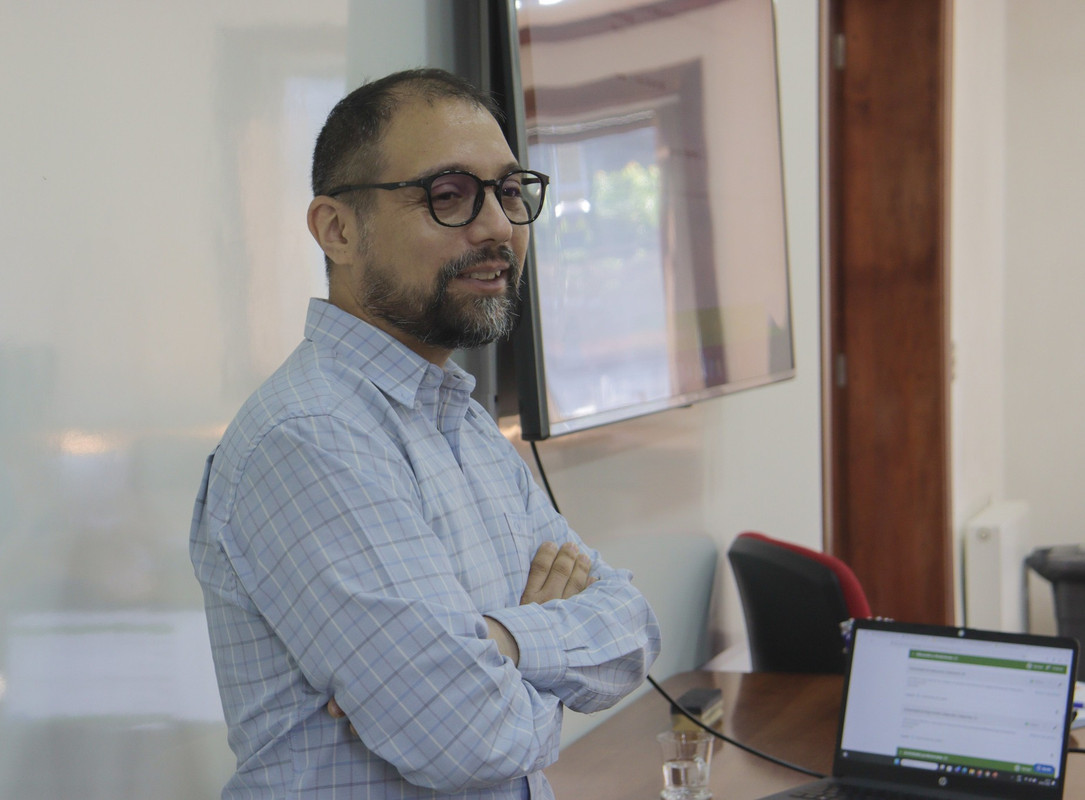 Rodolfo Morales, Bibiotecólogo de apoyo a la investigación