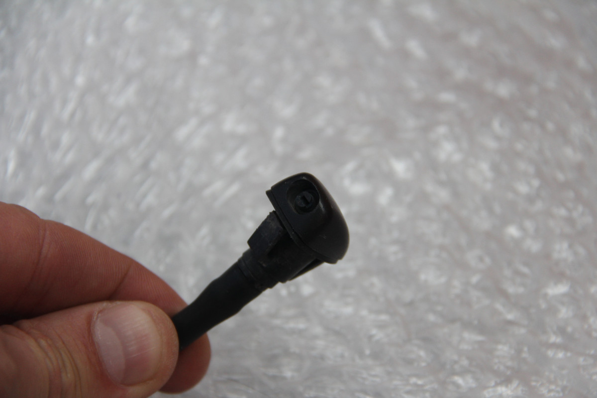 Форсунка омывателя стекла. Левая со шлангом (2)