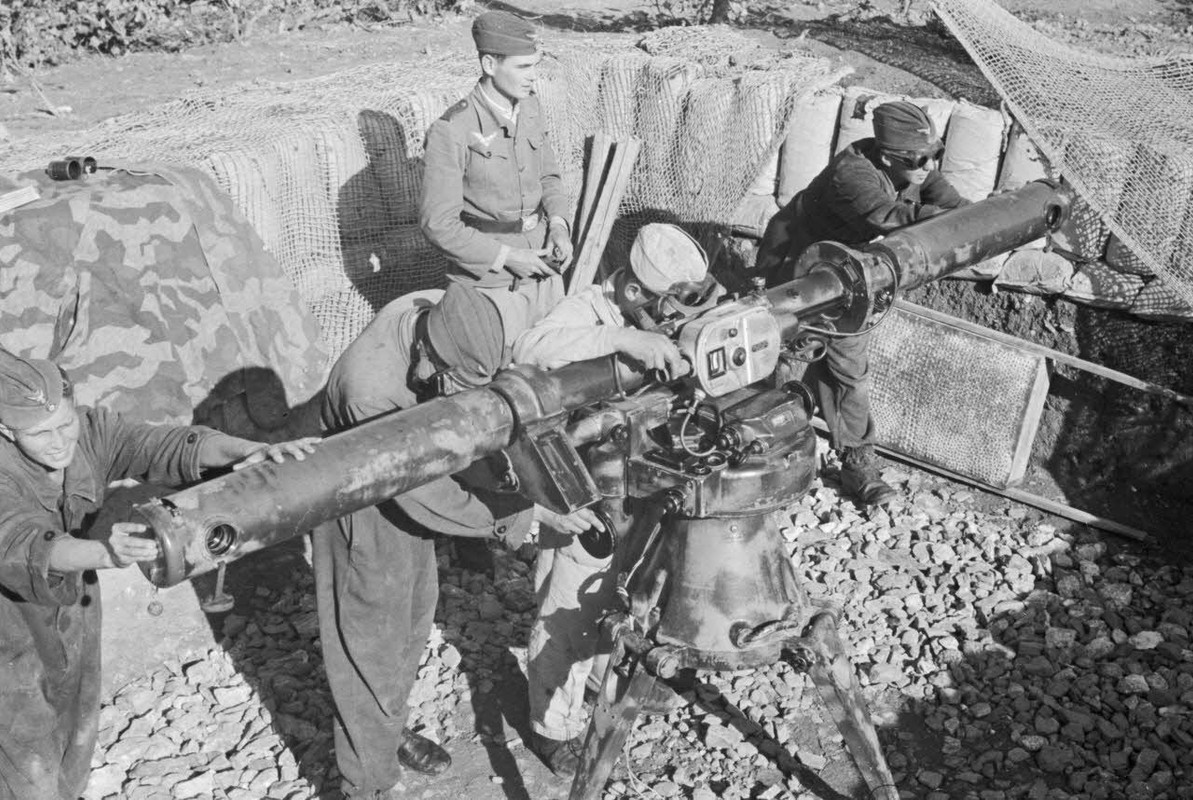 Un télémètre d'origine britannique capturé et utilisé pour le guidage de la batterie de Flak 3-286 p
