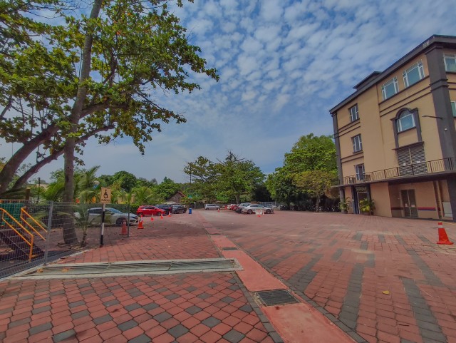 tempat letak parking terletak dibelakang hotel