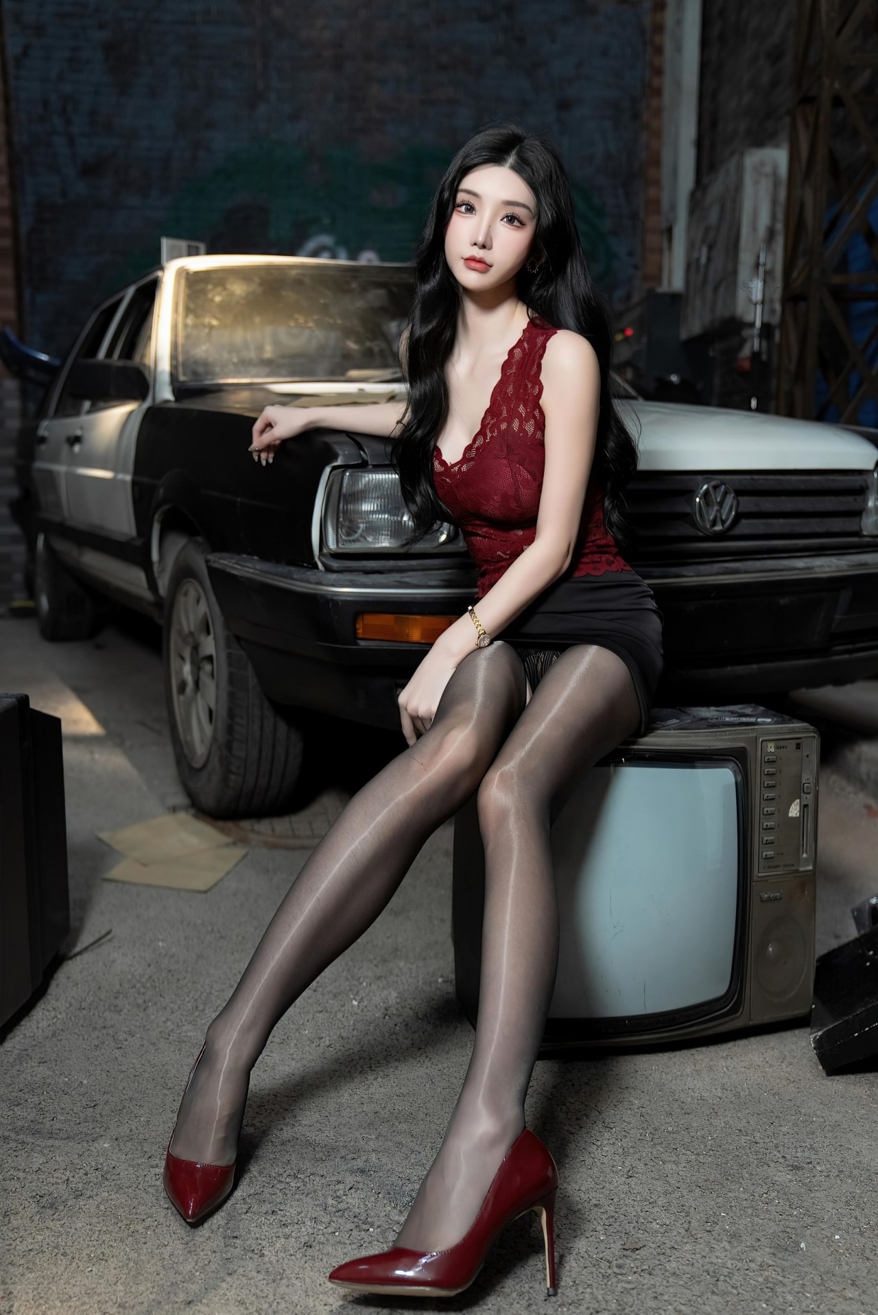 周于希《极品车模》写真，红黑拼接蕾丝上衣与黑色短裙，优雅与性感插图5