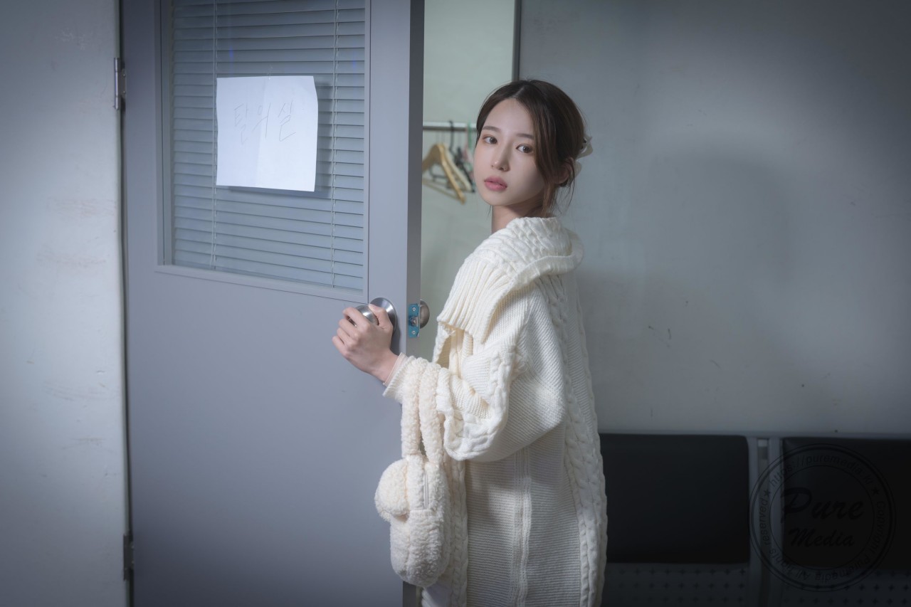 Yeha（예하）《浅色系针织长裙》写真，夜晚街道，温柔与氛围感美女欣赏插图4