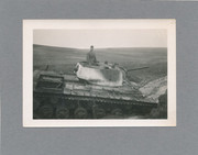Foto_WK_II_Wehrmacht_im_Schlamm_festgefahrener_Panzer_mit_Soldat