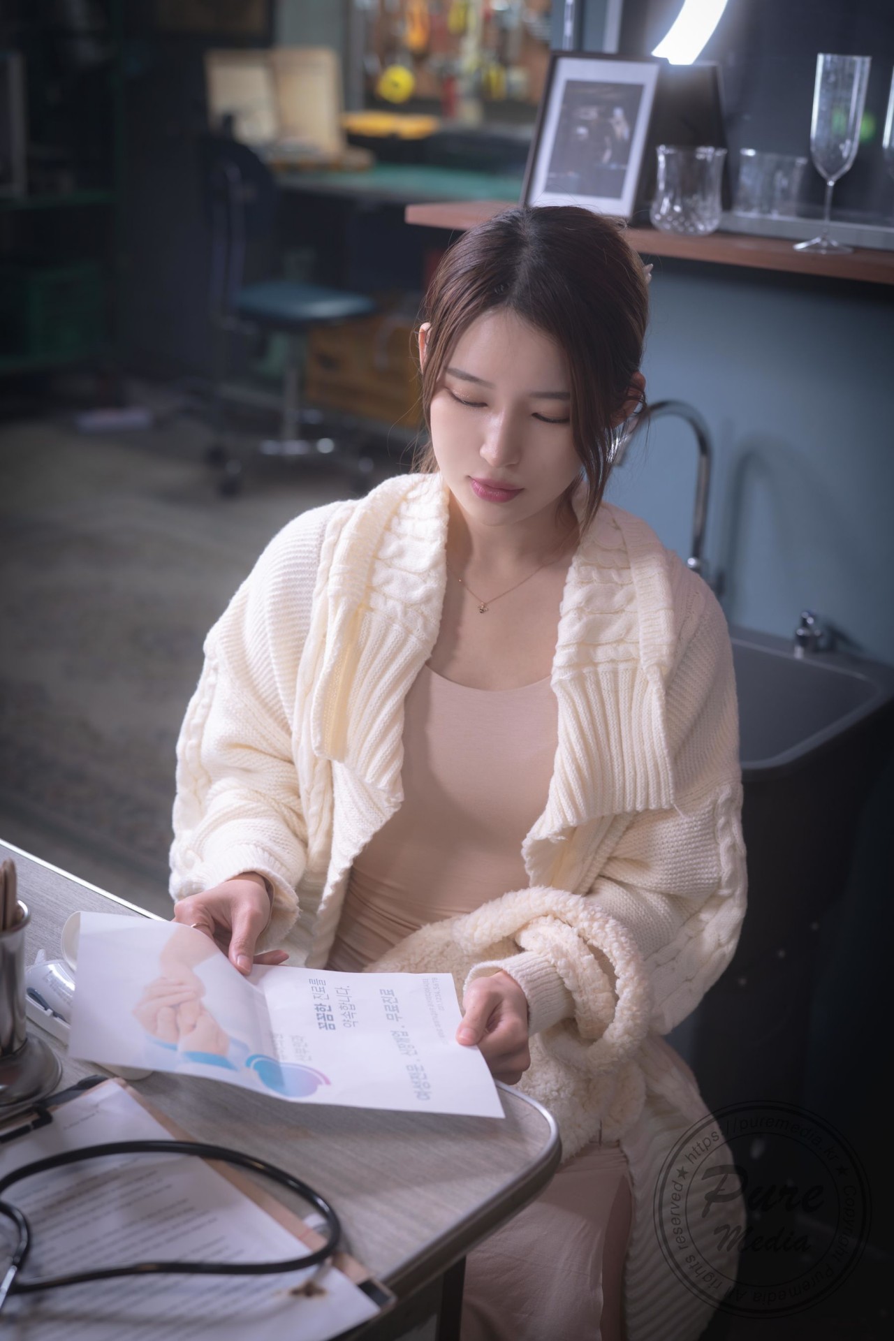 Yeha（예하）《浅色系针织长裙》写真，夜晚街道，温柔与氛围感美女欣赏插图6